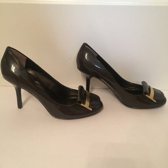 TAHARI HEELS SHOES GRAY PATENT LEATHER PUMPS GOLD ACCENT - Picture 6 of 8
